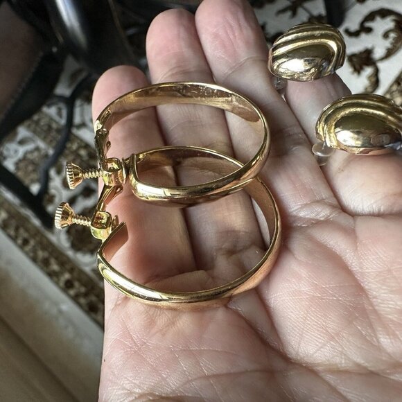 Vintage Hoops Clip On Screw Back Gold Tone & Ribbed Stud Earrings Lot Of 2 - Picture 4 of 11